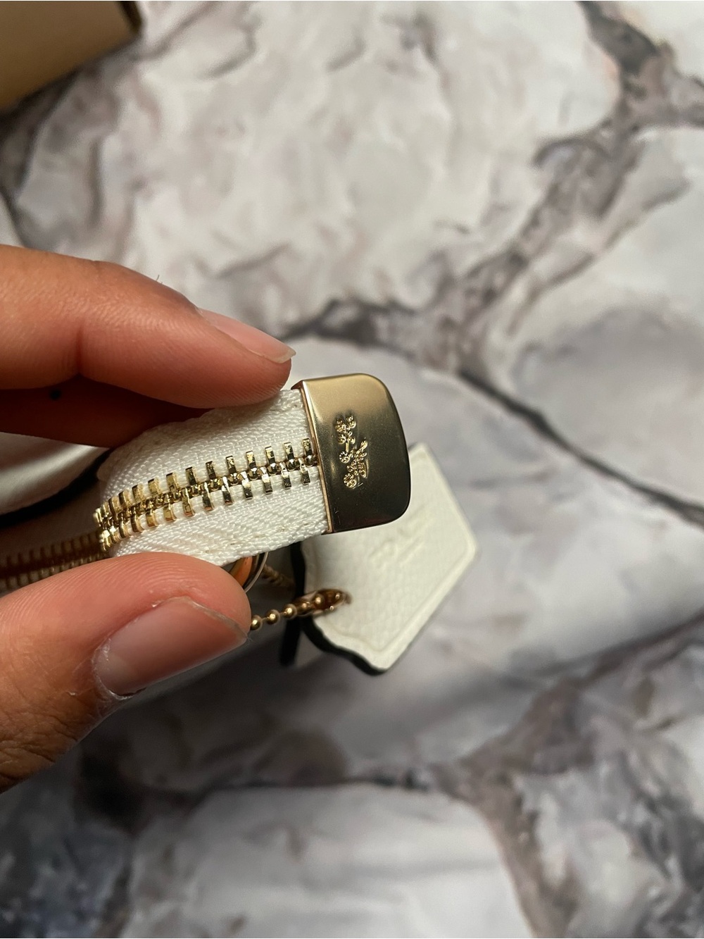 Coach X Peanuts White Pebbled Leather Shoulder - Picture 5 of 6